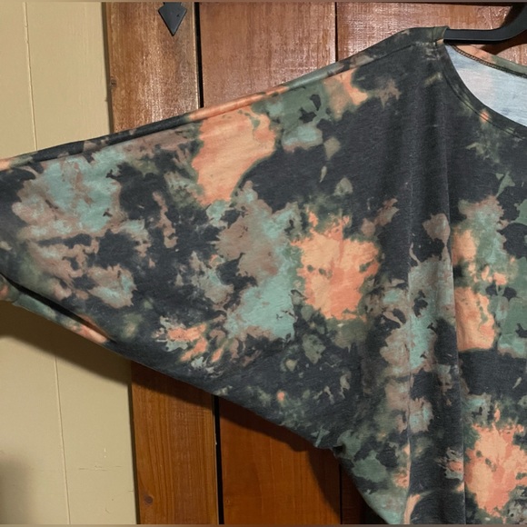 Fantastic Fawn Color Splash Off Shoulder Dolman Sleeve top Sz M - Picture 6 of 10